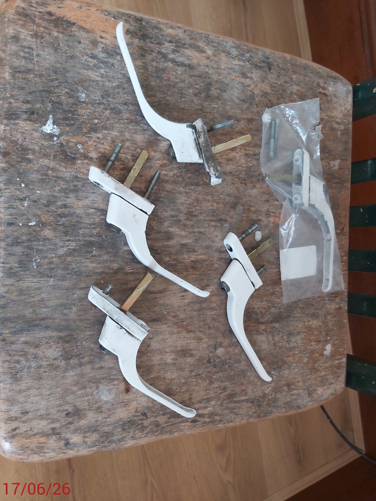 PVC WINDOW HANDLES X 5 , USED ITEM IN PERFECT WORKING ORDER REPLACED 4 NEW image 8