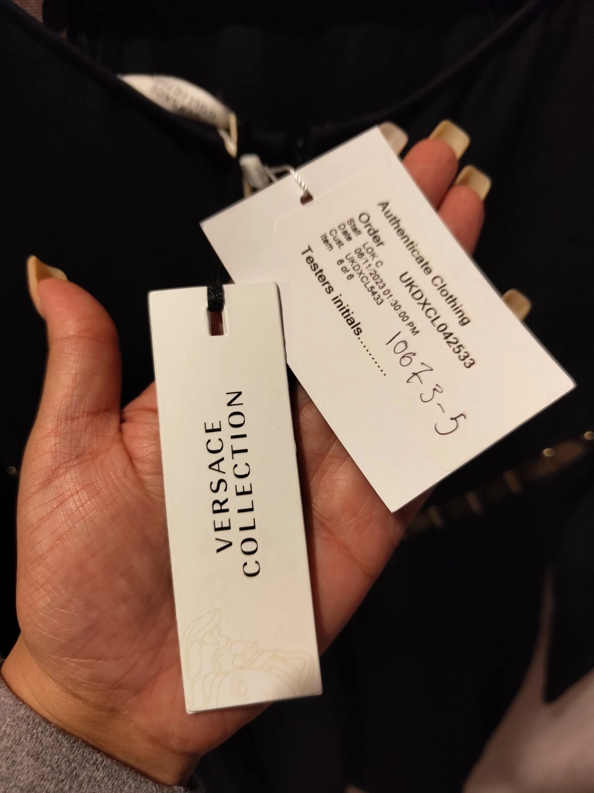 Abito Versace blu navy non indossato con etichette taglia EUR 44 autenticato