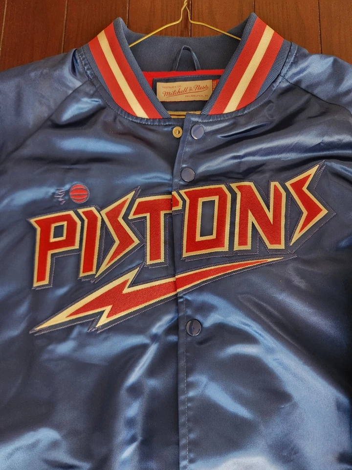 Chaqueta de satén Mitchell And Ness XXL Mitchell And Ness de los años 70 azul real Detroit Pistons para hombre Foto 3 de 4