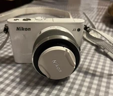 Nikon 1 J3 NIKKOR VR 10-30 F/3.5-5.6 White - PARTS Only (body/lens/case)