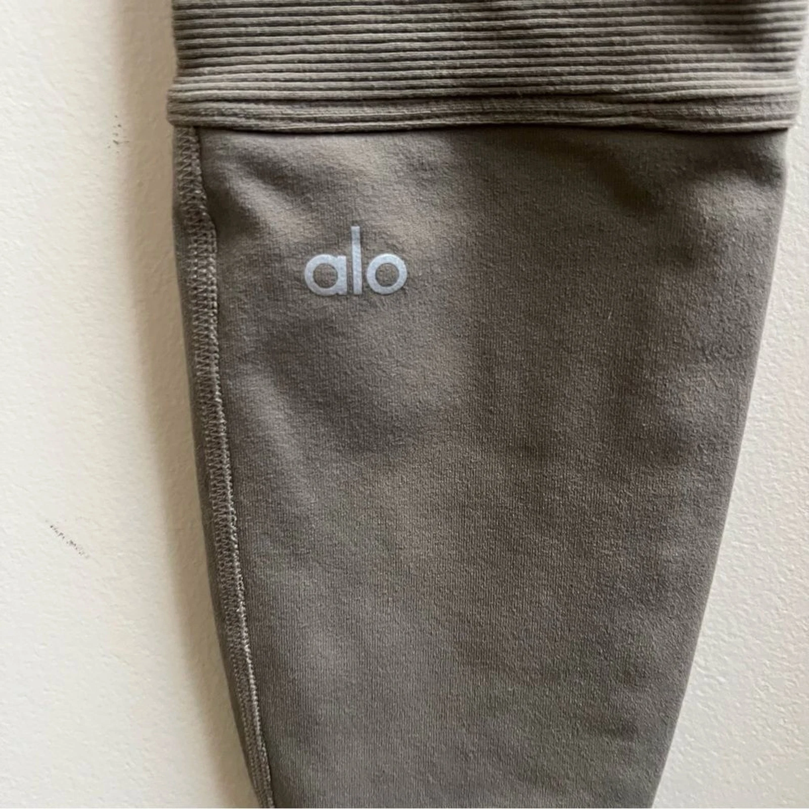 alo-yoga high waisted avenue leggings