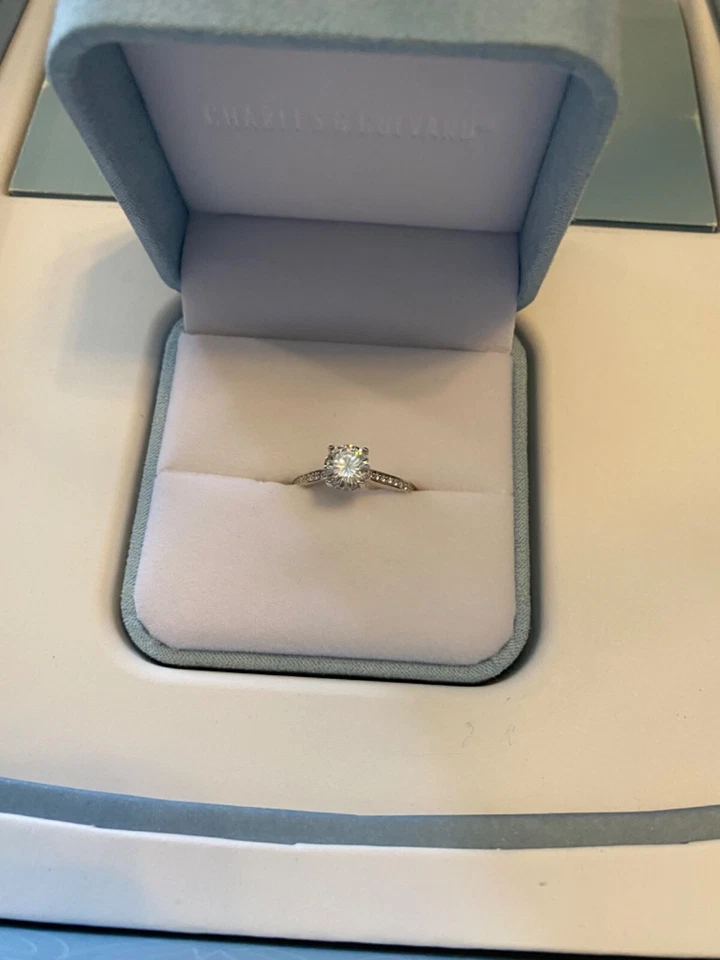charles and colvard moissanite engagement ring Foto 2 de 4