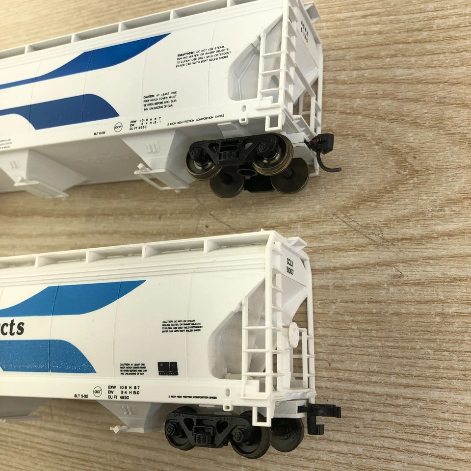 Juego de 2 tolvas cubiertas de 3 bahías Accurail HO Corn Products # 51007, 51135 Foto 4 de 4