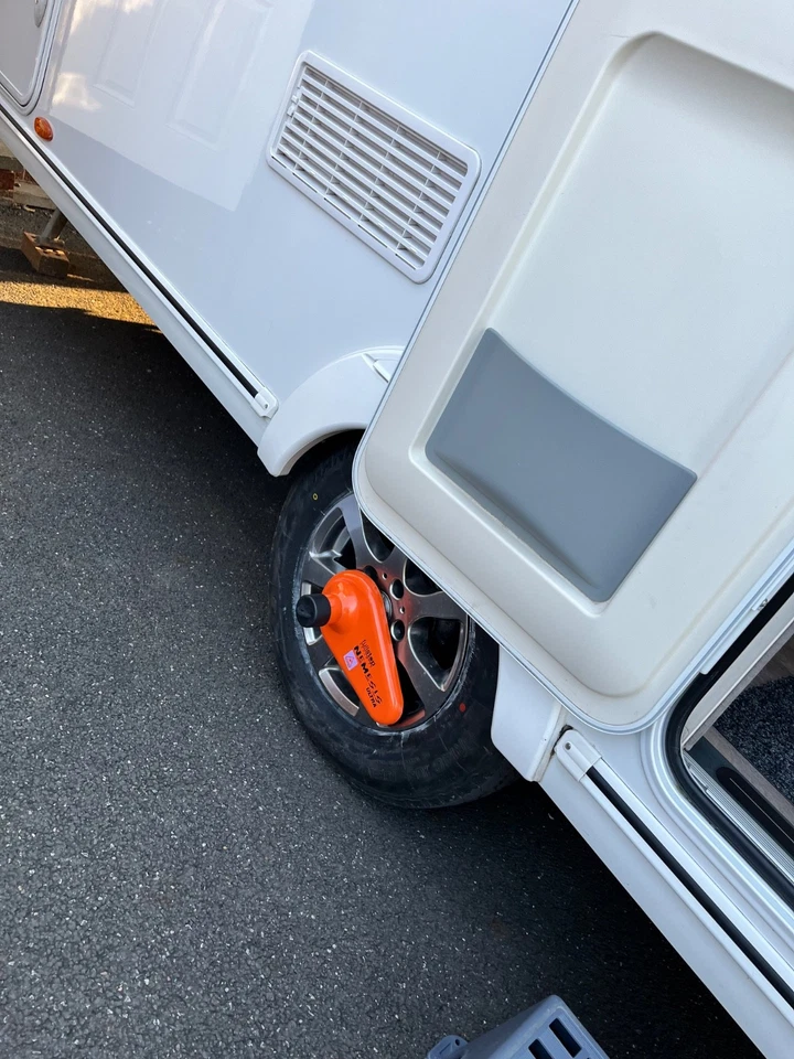 2018 Caravelair 476 6 Berth Fixed Bunk Beds & Fixed Double Bed with Motor Mover - Image 4 of 4