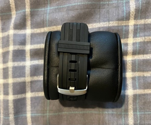 Dinner/Dress watch Black And gold with silicone strap **NEW** - Picture 5 of 5