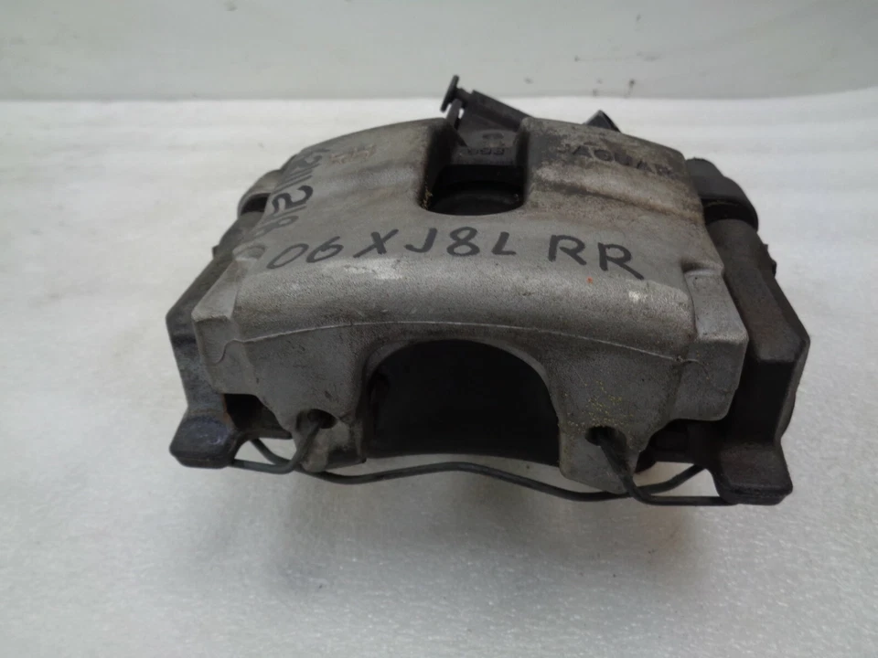 Оригинальный суппорт заднего правостороннего бокового тормоза для Jaguar XJ8 2006-2007 годов выпуска AK2111218 - Изображение 2 из 4