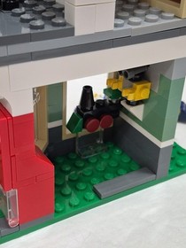 LEGO CREATOR 3in1: Toy & Grocery Shop (31036)-NOT Complete. Missing pieces.