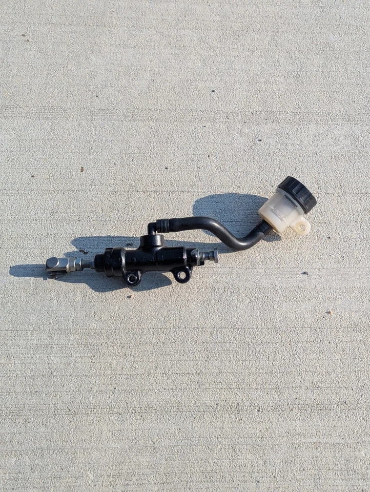 OEM Rear Brake Master Cylinder + Reservoir – Triumph Daytona 675 (2006–2012) — 第 3/4 张图片