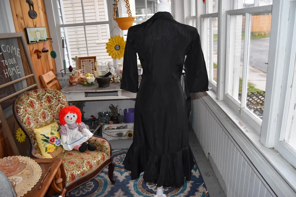 Vestido negro pequeño vintage de los años 50 entallado y acampanado capucha escote tafetán talla pequeña Foto 3 de 4