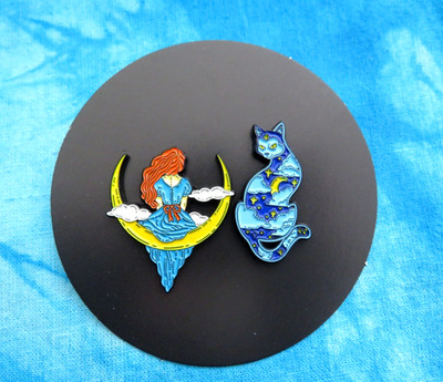 Set 2 Gothic Witchy Pins Mondgöttin & Nachthimmel Katze Emaille Anstecknadel Anstecker