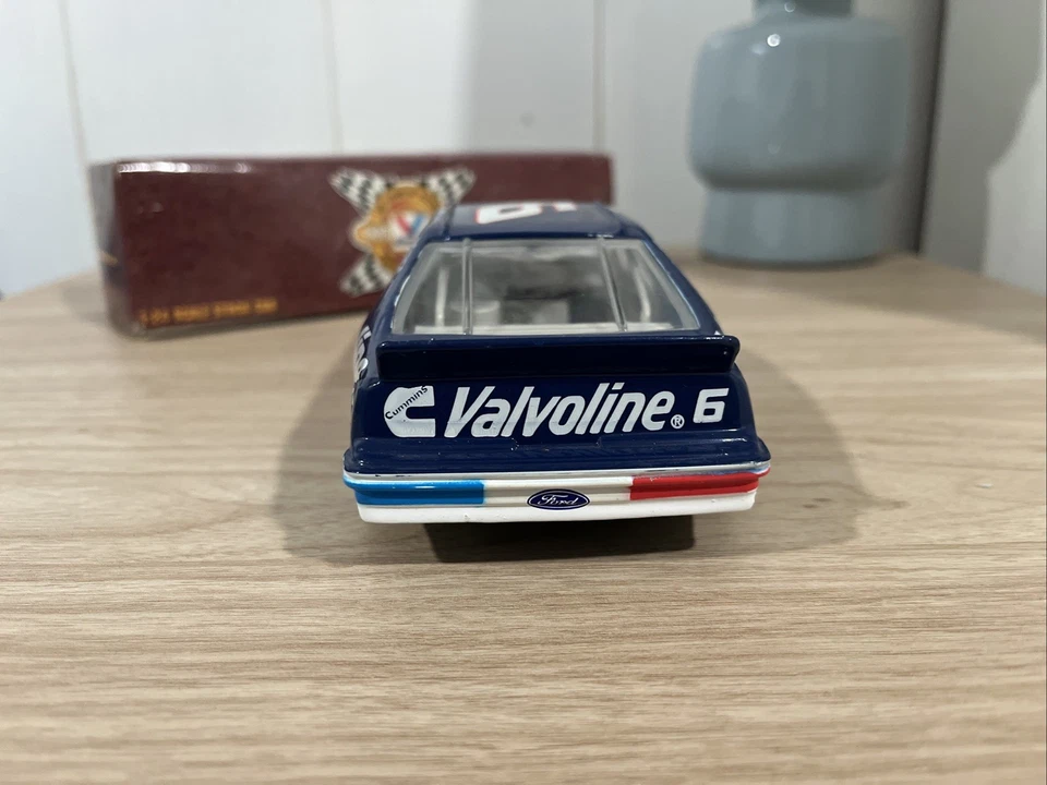 Nascar Diecast 6 Mark Martin Valvoline Thunderbird 1:24 edición BANK 1995 Foto 3 de 4