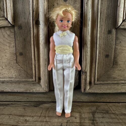 Mattel Barbie Sister Stacie White Tuxedo Pantsuit Earrings 1991 - Afbeelding 1 van 4