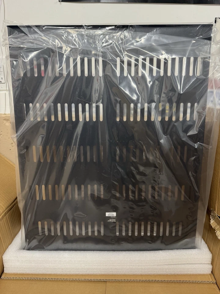 STARTECH.COM CABSHELF22V / 2U Vented Rack Shelf 22" - NIB - Image 2 of 4