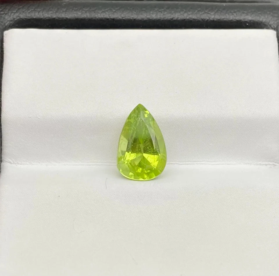 Natural Peridot Loose gemstone 1.85 Ct., pear cut, Origin Pakistan - Image 2 of 4