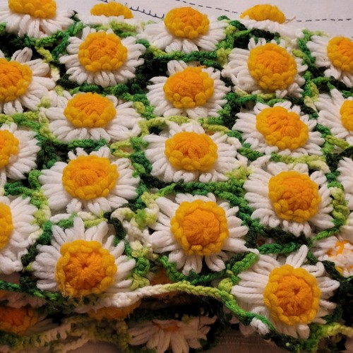 Vtg Crocheted Daisy Lap Throw/Afghan 3D Puffs White & Yellow Bed Accent 32x47' - Picture 7 of 14