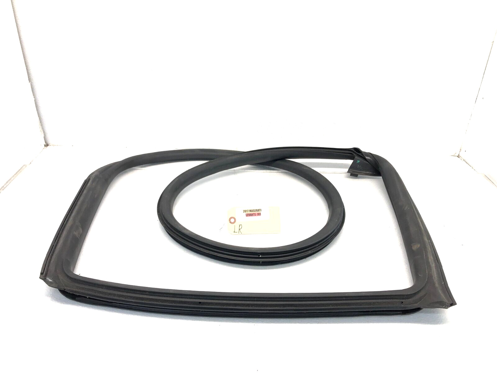 2017-2020 MASERATI LEVANTE LEFT DRIVER REAR DOOR BODY WEATHERSTRIP SEAL OEM