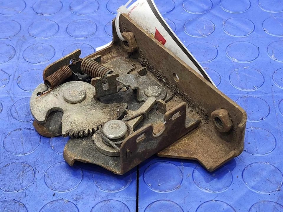 Оригинальная защелка замка капота в сборе для Cadillac Seville 1976-1979 годов выпуска - Изображение 3 из 4