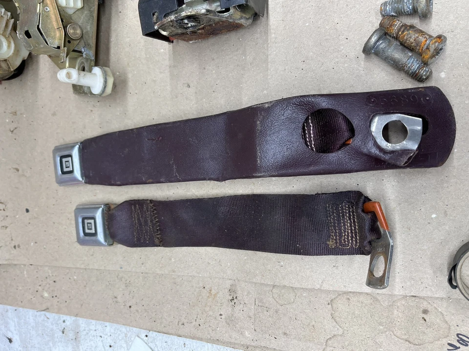 Lote de cintos de segurança 1978 1987 Monte Carlo G Body Malibu Grand Prix bordo vermelho fabricante de equipamento original - Imagem 2 de 4