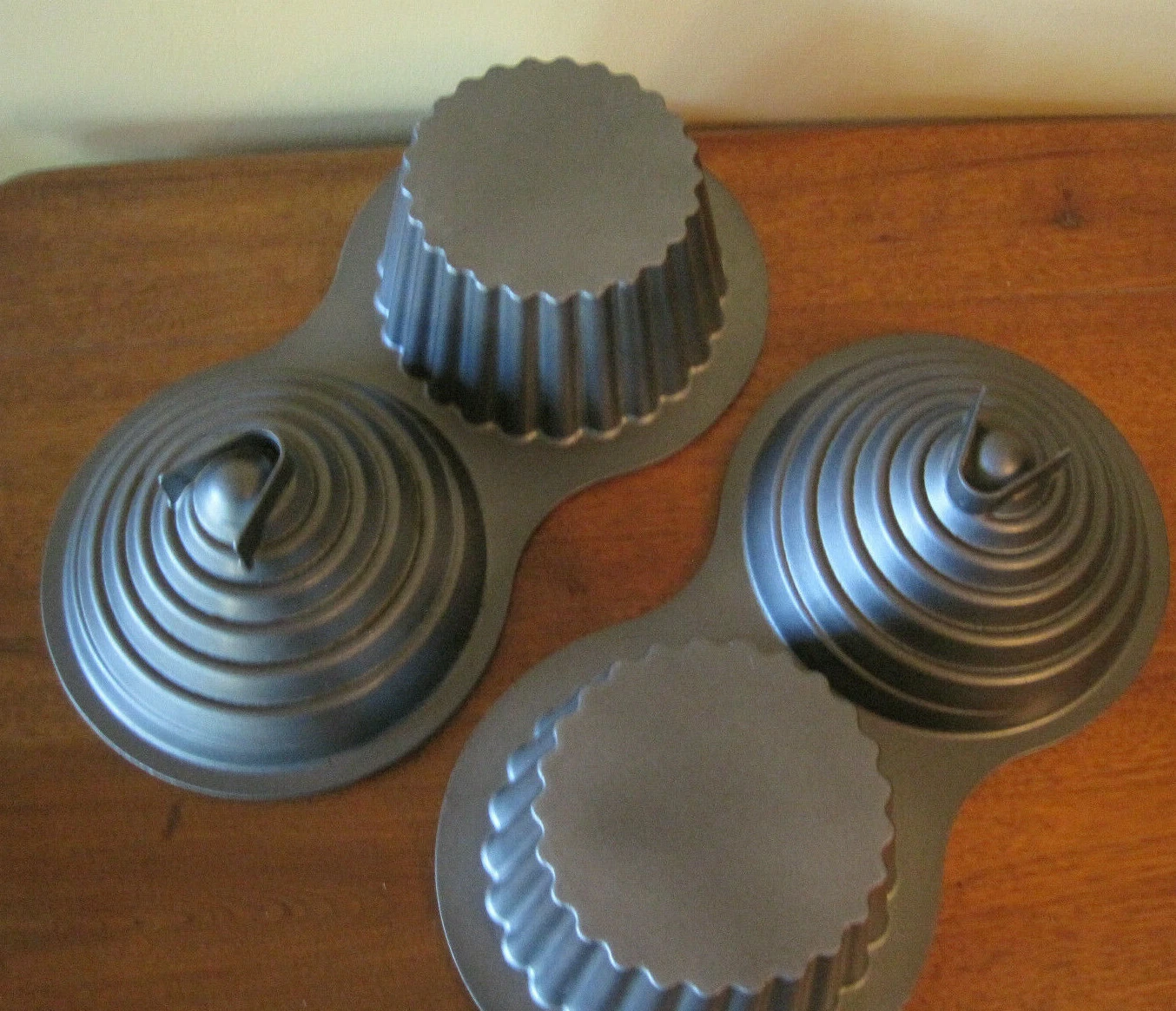 Wilton Dimensions Giant 3D Cupcake Pan. 10-Cup Non-Stick Jumbo Baking Mold. GUC