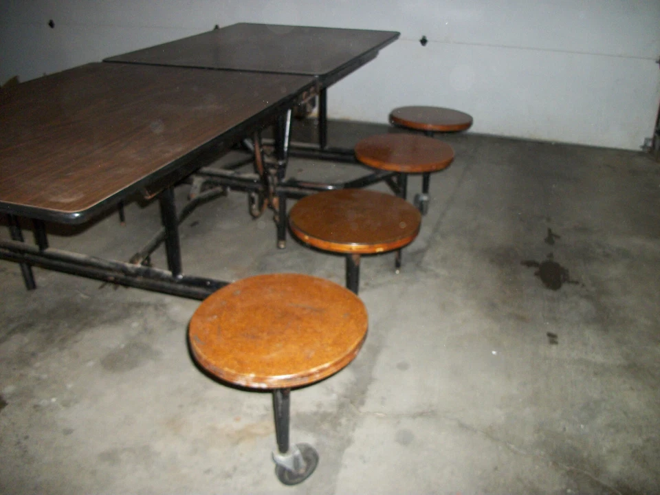 Mesa de almuerzo de cafetería con taburetes asientos, tapa marrón, asientos marrones Foto 3 de 4