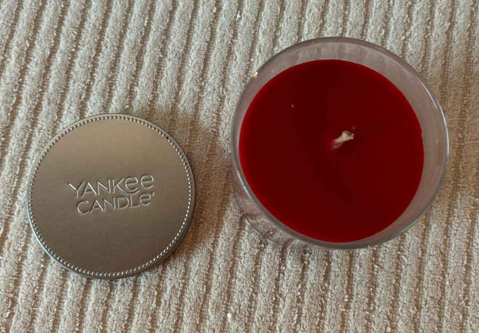 Yankee Candle Candy Cane Lane 7 oz candle eBay