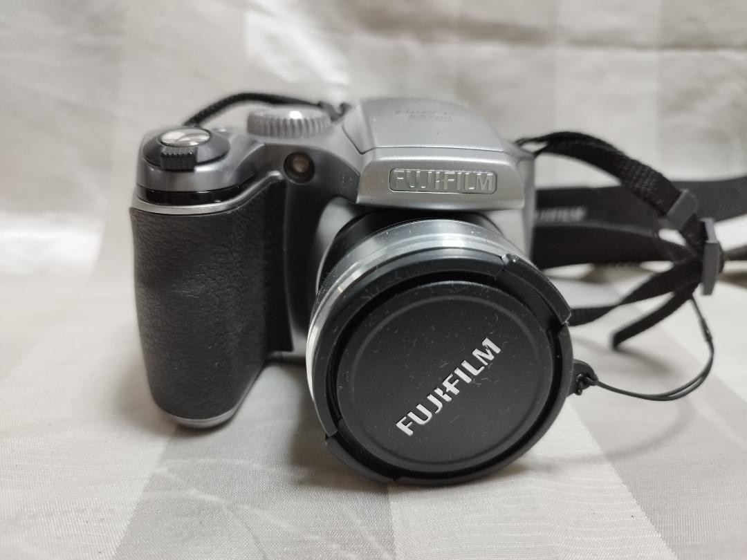 FUJIFILM FinePix S5700 digital camera AA battery powered
