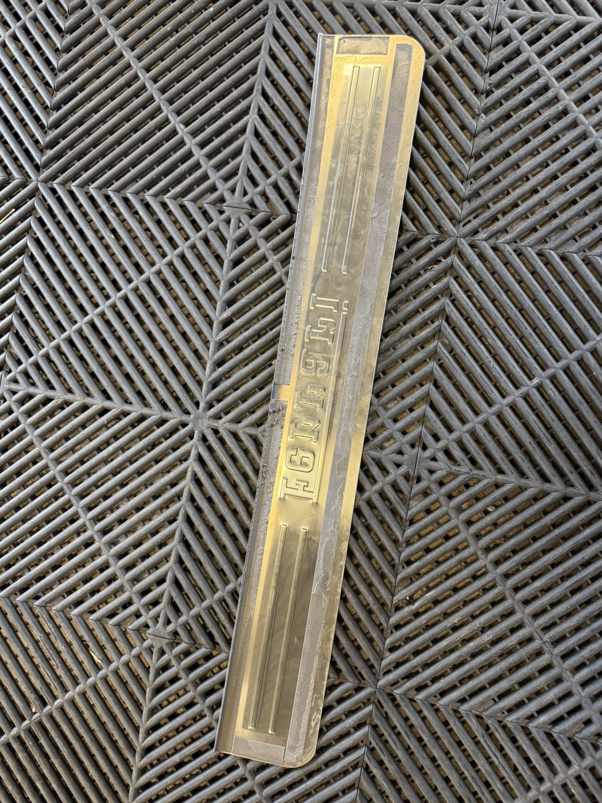 2010 FERRARI CALIFORNIA F149 OEM PASSENGER ROCKER SILL KICK NAME PLATE SILVER