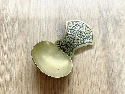 ANTIQUE BRASS ART NOUVEAU HAND BEATEN PRIMITIVE OLD TEA CADDY SPOON - Image 1 of 4