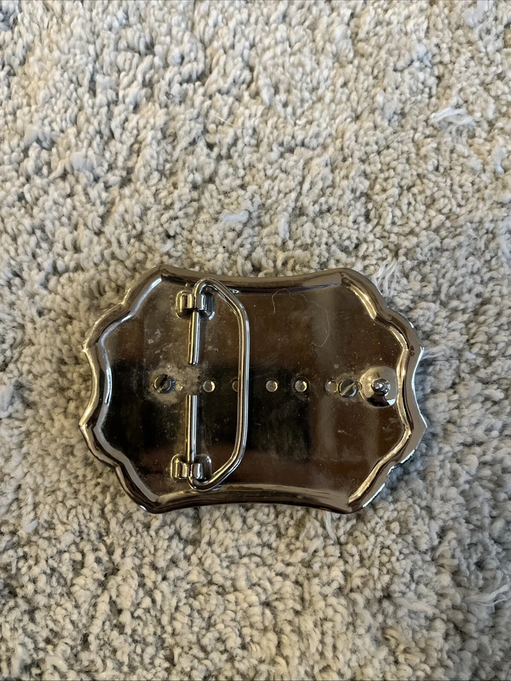 Hebilla de cinturón vintage con un bote en el centro para darle algo de clase extra Foto 2 de 2