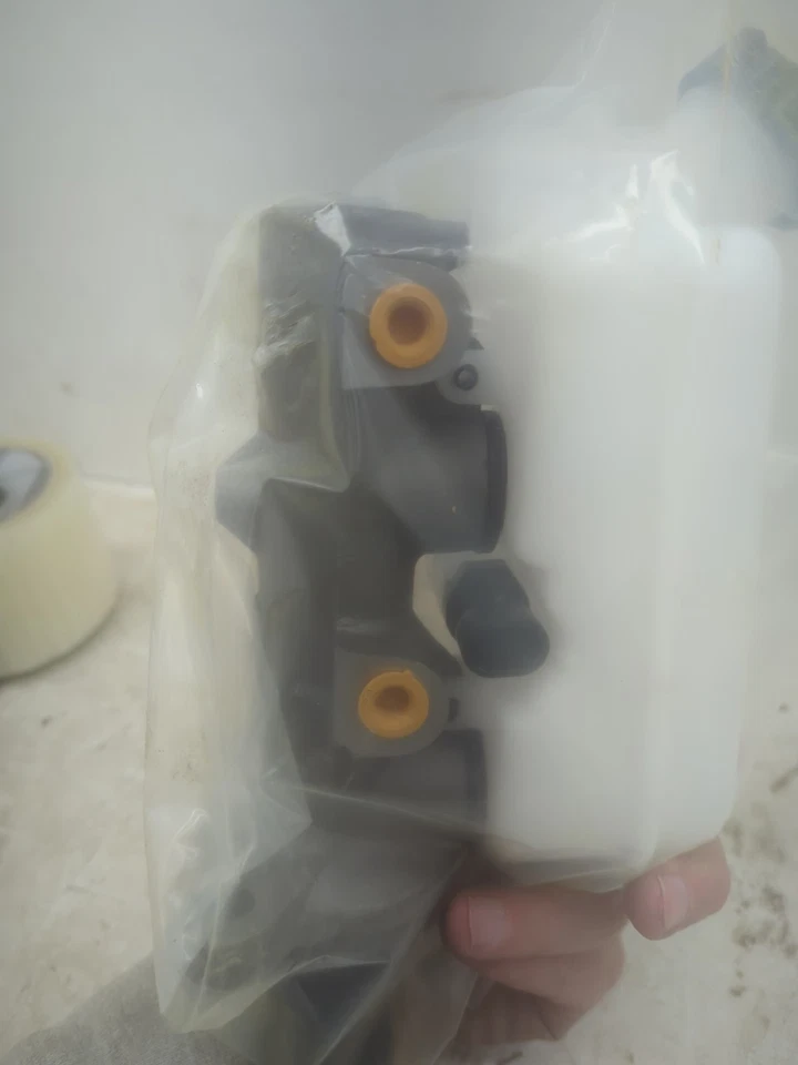 Cilindro maestro Mopar 4721550AB Foto 3 de 3