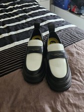 Schwarz-weisse Plateau Slipper von Buffalo in Gr. 38 - veganes Leder, leicht