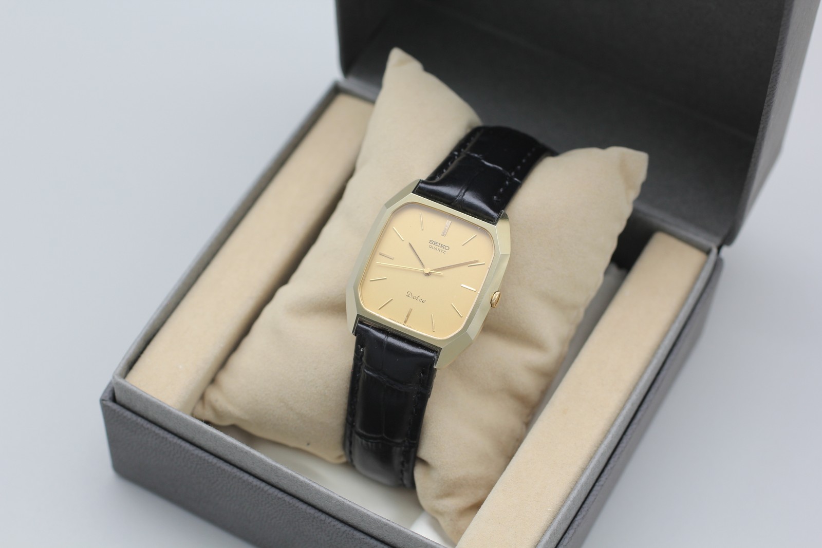 Dial Watch Dolce Square Gold Quartz Men's 1981【Box】SEIKO 5931-5300 JAPAN Vintage - VintageWatches.PK Dial Watch Dolce Square Gold Quartz Men's 1981【Box】SEIKO 5931-5300 JAPAN Vintage - vintagewatches.pk