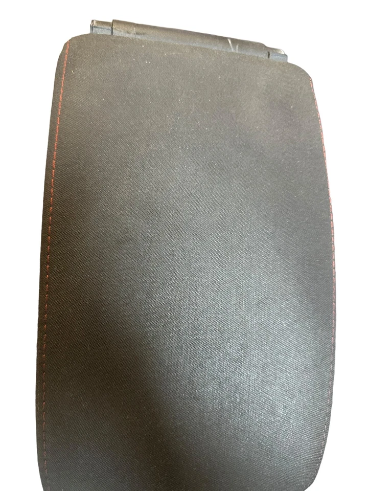 Volkswagen Golf GTI 2011 consola central reposabrazos tela OEM costuras rojas Foto 2 de 4