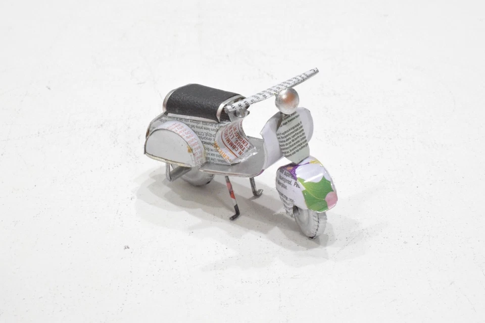 Scooters Vespa de lata de juguete de hojalata de 4" Foto 2 de 2