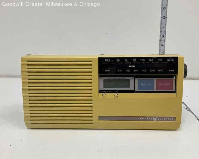 Vintage General Electric Clock Radio Model 7-4204WHA