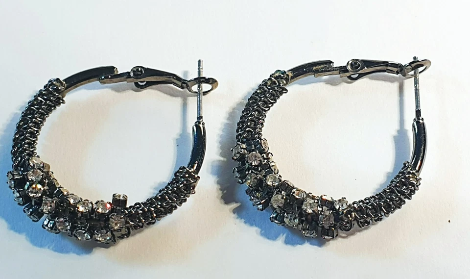 Pendientes de aro Simply Vera/Vera Wang con textura gris metal pistola cristales brillantes de 1" Foto 3 de 4