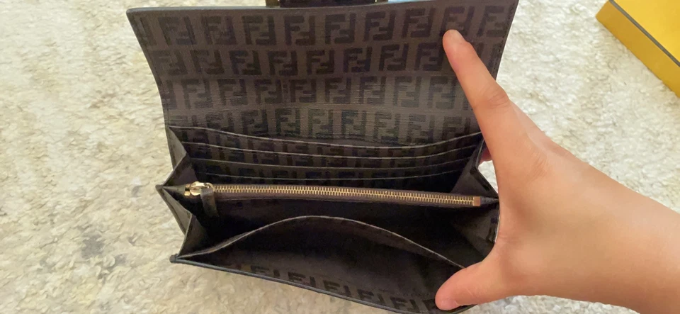 Cartera FENDI Zucca Triple Lona Cuero de becerro Marrón Logo Usada  Foto 2 de 4