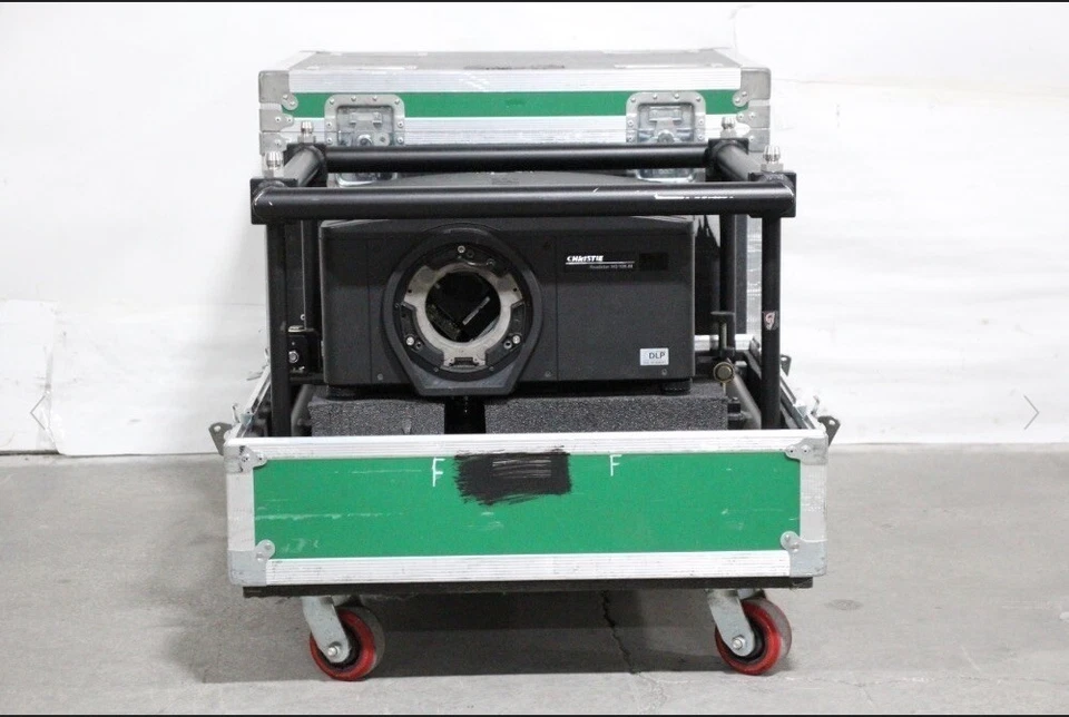 Proyector HD de doble lámpara Christie HD10K-M 10.000 lúmenes 3DLP Foto 2 de 4