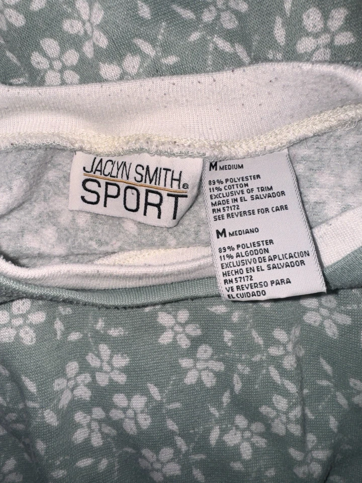 Cute vintage green sweater with floral pattern. Soft and comfortable fabric. - Image 2 of 2