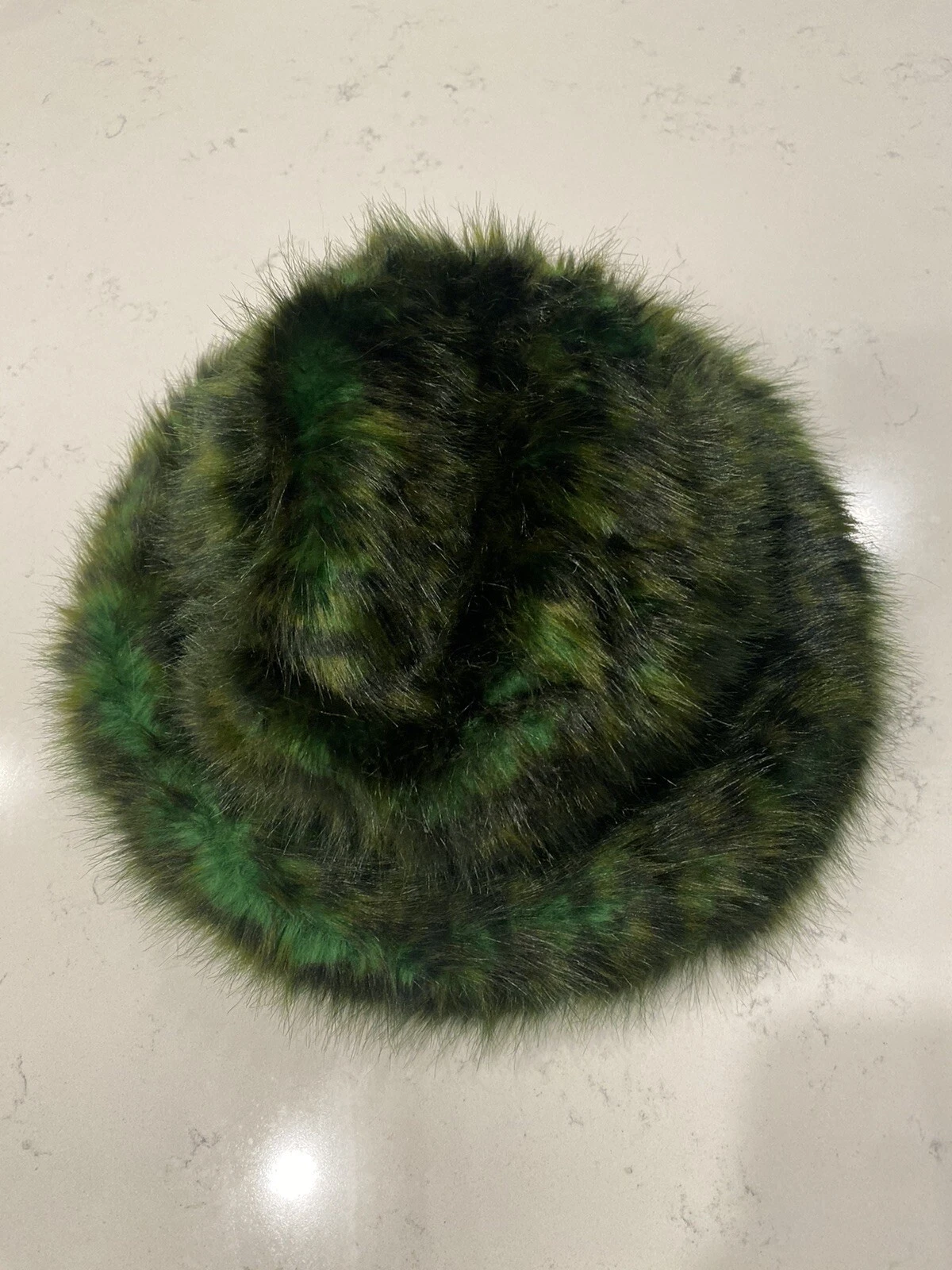 Chapeau seau de cérémonie d'ouverture style vison Dior