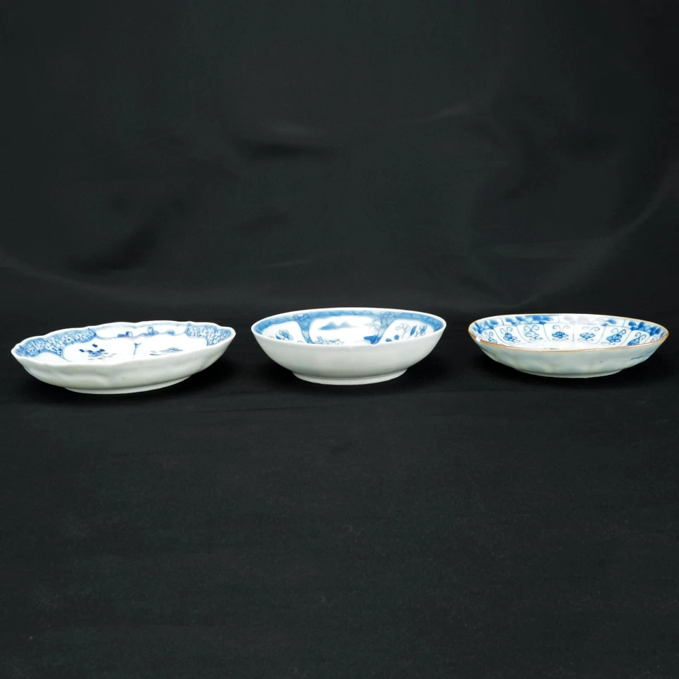 Tres platillos chinos Kangxi azul y blanco siglo XVIII Foto 3 de 4