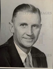 1951 Press Photo Frank Newnam of 2419 Sunset Boulevard - hcx53283