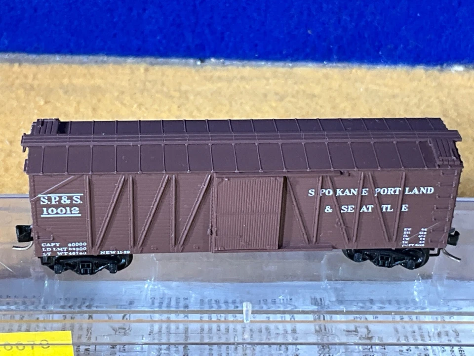 L11-94 TRAIN - BOX CAR - N SCALE - KADEE MICRO-TRAINS #28070 - SPOKANE PORTLAND - Image 3 of 4