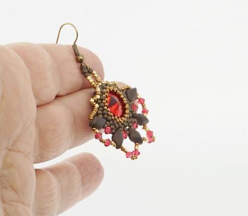 orecchini pendenti tessitura di perline marroni con cristalli swarovski rossi - Imagen 8 de 10