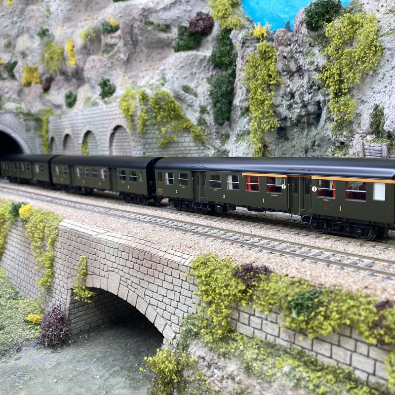 Rame de 3 voitures Romilly SNCF haute fidélité avec châssis noir et éclairage