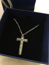 Ciondolo Swarovski Emblem Croce Uomo 5182038 BDIA/MIX - Nuovo con Certificato