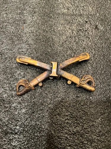 US Cavalry Crossed Sabers (Swords) hat pin insignia, 1st Cav /Civil War original