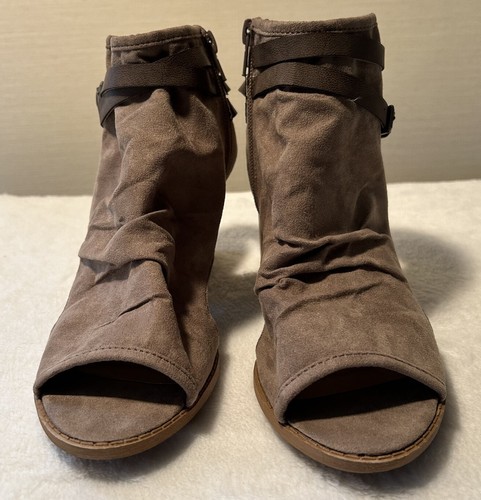 Qupid Womens Booties Size 7 Beige Peep Toe Ankle Buckle Straps Block Heel - Picture 2 of 7