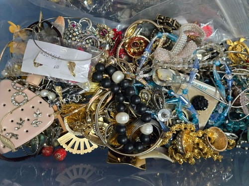 ESTATE VINTAGE TO NOW COSTUME JEWELRY LOT 15 PIECES NO JUNK