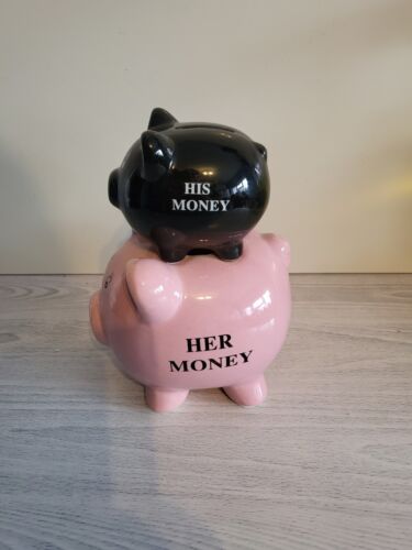 Sein und ihr Keramik-Sparschwein, Geld fällt direkt von ihm auf sie - Bild 1 von 6
